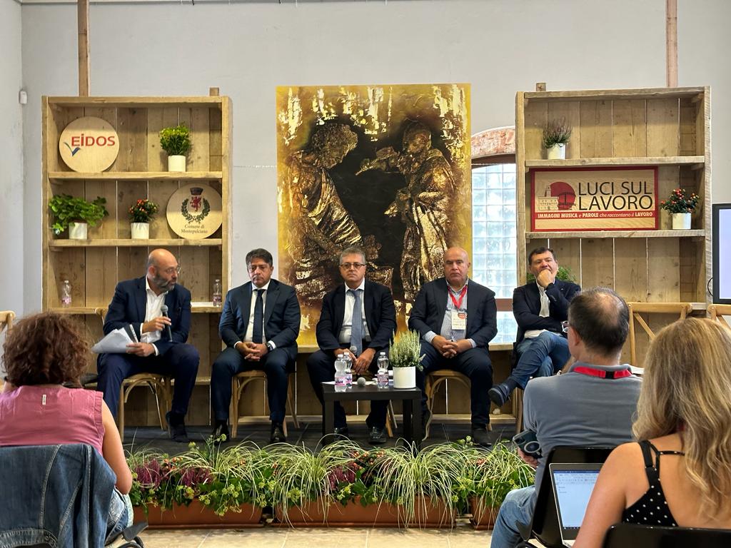 LucisulLavoro's tweet photo. Il Supporto per la Formazione e il Lavoro e la costruzione della Rete dei Servizi per il Lavoro. Ne discutono Caridi, Dir Gen Inps, De Luca, Pres. Cons. Naz Ord Cons Lavoro, Temussi, Pres Anpal Servizi , Silvestri, Pres. Fond Cons Lavoro, modera E  Limardo, Dir Fond. Cons Lavoro. https://t.co/yFRhyuYr5q