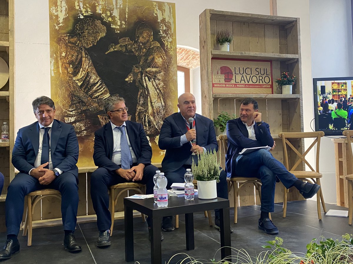SviLavoroItalia's tweet photo. #LSL23 Rosario De Luca Consiglio Nazionale Ordine Consulenti Lavoro:
Ci troviamo di fronte a un problema di adattabilità delle proprie competenze.  Adesso il sistema permetterà a ciascun cittadino di creare la propria occupabilità in base a esigenze del mercato.

@LucisulLavoro https://t.co/zbjPa0Jm34