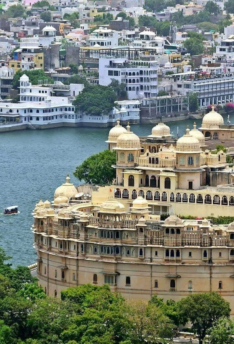 City Palace  👌  #Udaipur   💕
#Rajasthan  💕

#NaturePhotography #Rajasthantourism #NatureBeautiful #photography #IncredibleIndia #Beauty #અઘરોગુજરાતી #thehinduheritage #NatureBeauty #Bharat