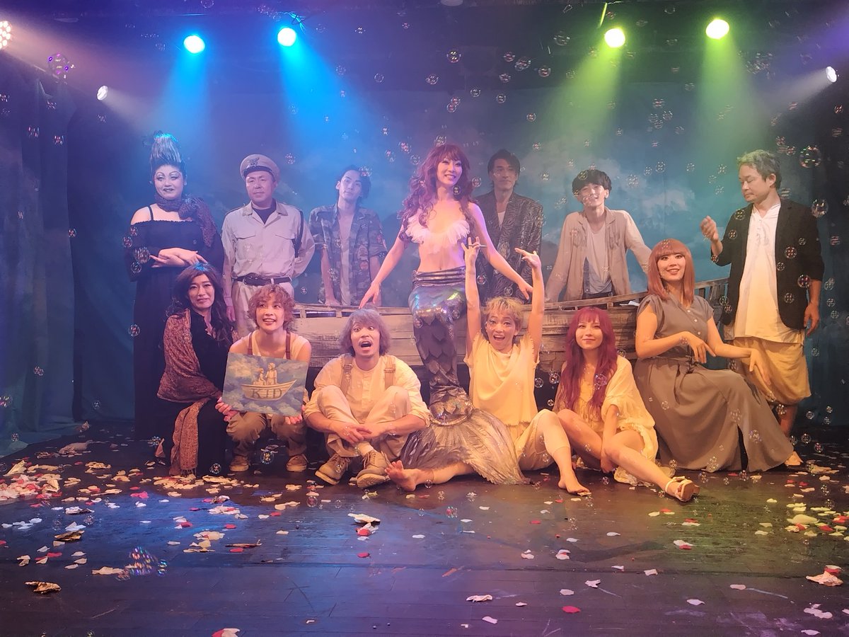 5GYO55's tweet image. ずっとずっと
涙が乾かなかった。
なんて美しい演劇なんだろう。
#深海洋燈
#KID
この舞台を観られる
よろこび。
指先。眼差し。全身全霊。
史椛穂さんの “キッド”
たまらなく愛おしい。
見つめていると
舞台と“わたし”の境が消えて。
想いが繋がって。
“キッド”の悲しみと希望は
深く“わたし”に届く。