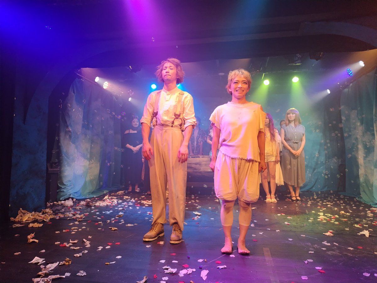 5GYO55's tweet image. ずっとずっと
涙が乾かなかった。
なんて美しい演劇なんだろう。
#深海洋燈
#KID
この舞台を観られる
よろこび。
指先。眼差し。全身全霊。
史椛穂さんの “キッド”
たまらなく愛おしい。
見つめていると
舞台と“わたし”の境が消えて。
想いが繋がって。
“キッド”の悲しみと希望は
深く“わたし”に届く。