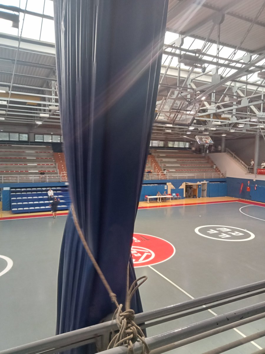 Lafuerzaverde's tweet photo. El fútbol sala no puede crecer así. Vienes a Getafe para que cierren la grada principal y la alternativa sea ver el fútbol entre cortinas y columnas @RFFM_FutbolSala https://t.co/x3VyZ0yZdn