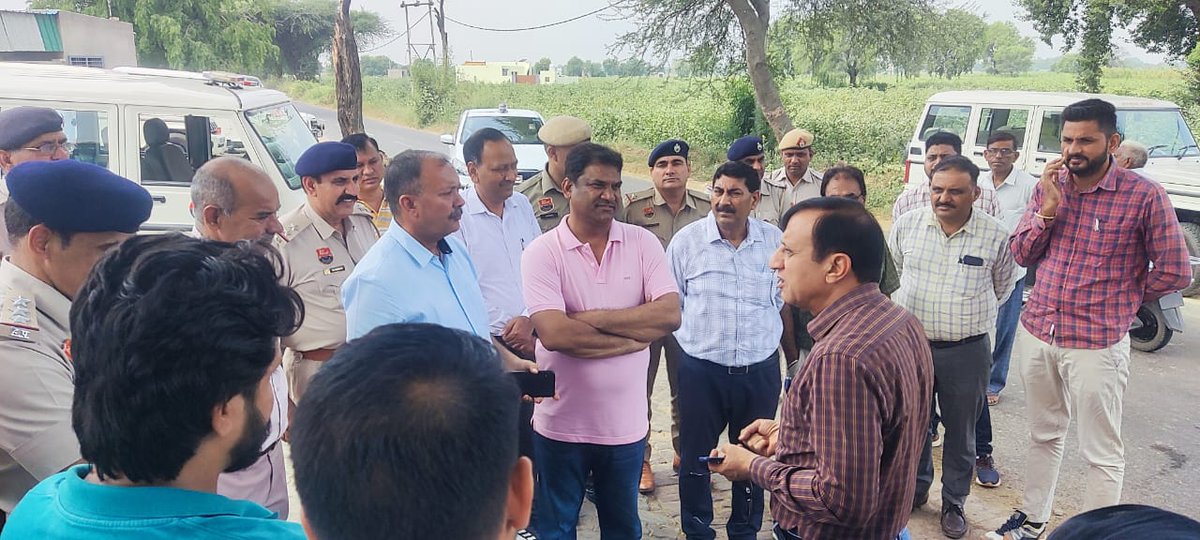 DIPROFatehabad's tweet photo. एडीसी डॉ. ब्रह्मजीत सिंह रांगी ने अधिकारियों के साथ गांव बोदीवाली, दरियापुर सहित जिस-जिस गांव से साइक्लोथॉन यात्रा गुजरेगी उसके आसपास के गांवों का दौरा किया। उन्होंने सफाई व्यवस्था व साइक्लोथॉन यात्रा के रास्तों व मार्गों का जायजा लिया। #CyclothonYatra #DurgsFreeHaryana 
1/3 https://t.co/J0Ta0WOdEc