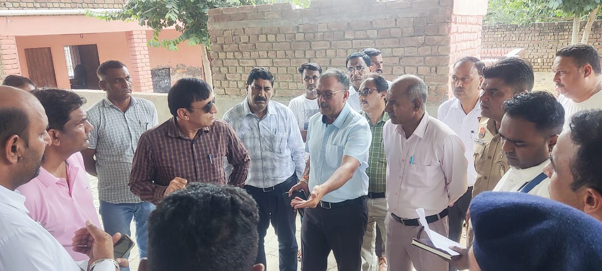 DIPROFatehabad's tweet photo. एडीसी डॉ. ब्रह्मजीत सिंह रांगी ने अधिकारियों के साथ गांव बोदीवाली, दरियापुर सहित जिस-जिस गांव से साइक्लोथॉन यात्रा गुजरेगी उसके आसपास के गांवों का दौरा किया। उन्होंने सफाई व्यवस्था व साइक्लोथॉन यात्रा के रास्तों व मार्गों का जायजा लिया। #CyclothonYatra #DurgsFreeHaryana 
1/3 https://t.co/J0Ta0WOdEc