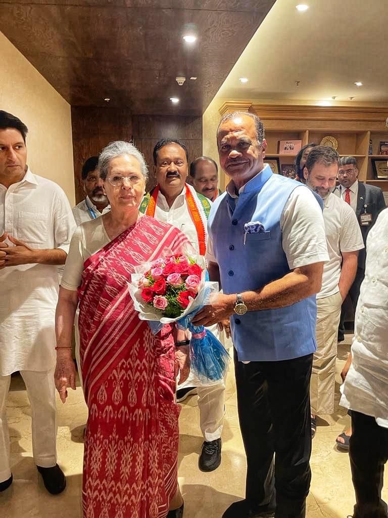 NAVEENYADAVINC's tweet image. MP Komatireddy Venkat Reddy gave a warm welcome to Mrs. Sonia Gandhi at the Rajiv Gandhi International Airport with a bouquet of flowers who arrived in Telangana for the CWC meetings 

#CWCMeetingHYD #VijayaBheri