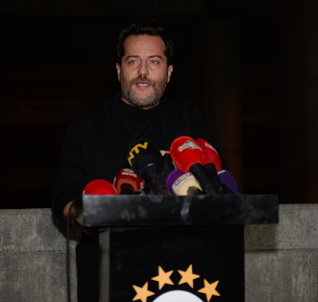 futbolarena's tweet image. 🗣 Erden Timur: "Ben sadece futbolla ilgilenen yönetici olarak gösteriliyorum ama giderlerin de sorumlusu da benim. Transferlerin %80'ini tek başıma yapmaya çalıştım. Gelirin çok büyük kısmında da büyük emeğim var. Bunu da takdirlerinize sunmak istiyorum."