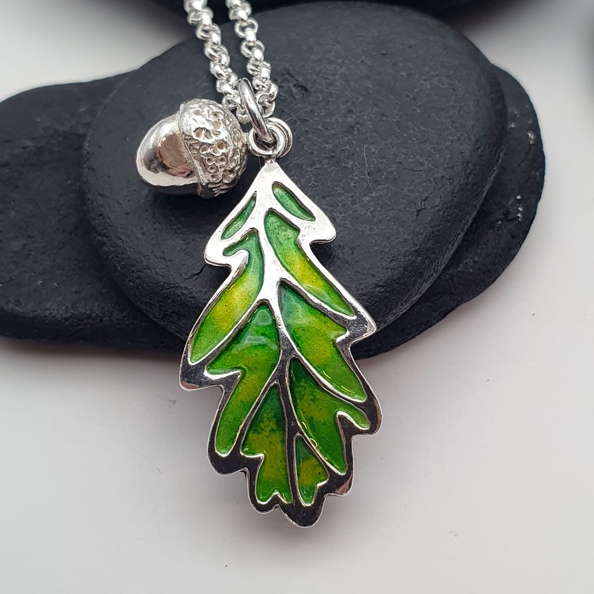 Spring Oak Leaf
Hand enamelled sterling silver in bright green spring leaf shades and finished with an articulated solid silver hand sculpted acorn on the same hanging ring.

emmascottjewellery.com/product-page/s…
#UKGiftHour #UKGiftAM #MHHSBD #CraftBizParty #UKCraftersHour