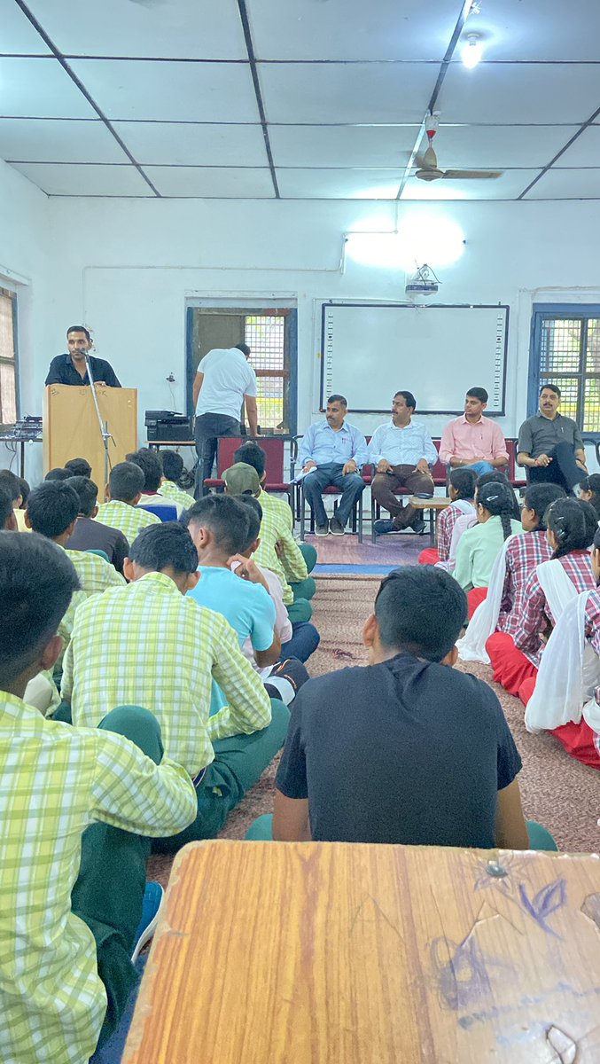 rvikas171's tweet photo. जय श्री राम🇮🇳🇮🇳
आज G.S.S. School लम्बागाँव में नशे के ऊपर बच्चों को जागरूक करने का मौक़ा मिला। 
इस कार्यक्रम के मुख्य अतिथि तहसीलदार अभिषेक भास्कर जी , तहसील कल्याण अधिकारी राकेश जी थे। #antidrugs #spkangra #lambagaon https://t.co/SOJXPjUmqq