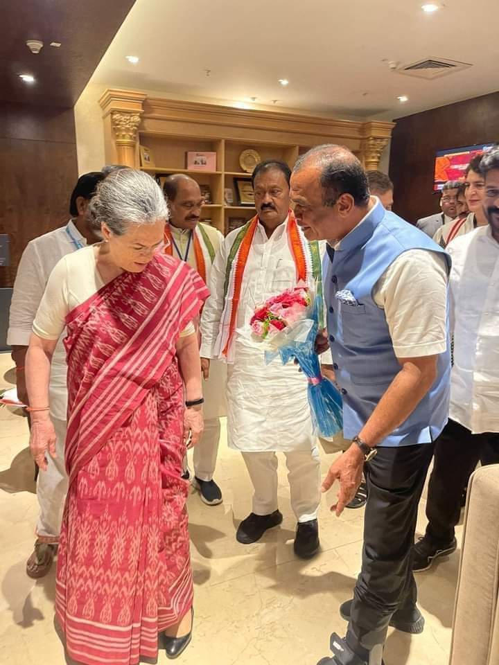 NAVEENYADAVINC's tweet image. Sonia Gandhi asked Komatireddy Venkat Reddy about the minor leg accident and advised him to be careful.

#CWCMeetingHYD #VijayaBheri
