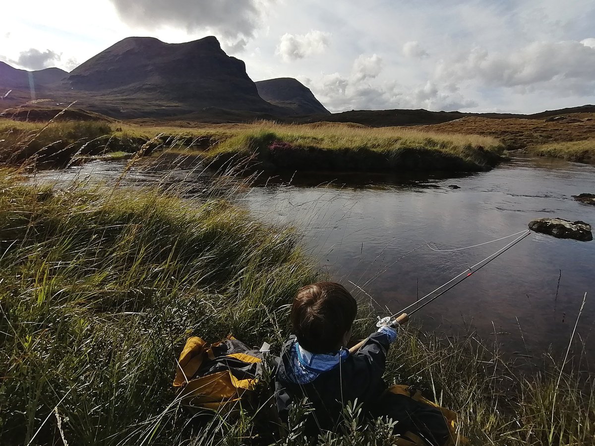Start them early! #smallstreams are just the right size for little anglers #flyfishing #kidsfishing #assynt #scottishhighlands