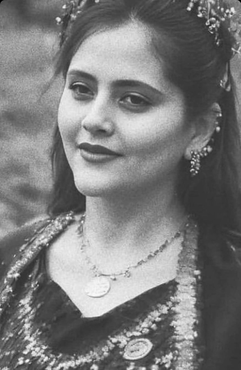 Sie ist unschuldig getötet worden, wie so viele Andere auch. Ihr Name wird für immer nachklingen ein Symbol für die Freiheit. In Gedenken an sie &amp; alle die wir verloren haben. Jina #MahsaAmini