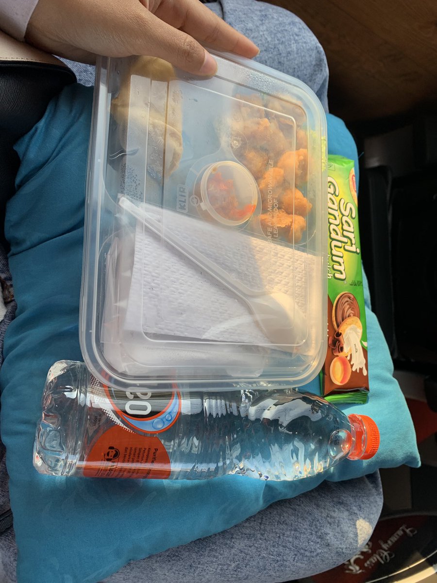 widyaasu's tweet photo. @Widino Kemarin jg baru pertama kali naik bus dr jogja-jkt krn keabisan tiket kereta. Turns out nyaman bgt ga berasa, enakan naik ini dibanding kereta sih, cuma 350k tp tidur nyaman, dapet makan, selimut bantal, trs plusnya pemandangannya bagus bgt😍 https://t.co/Mg2ytnM9I6
