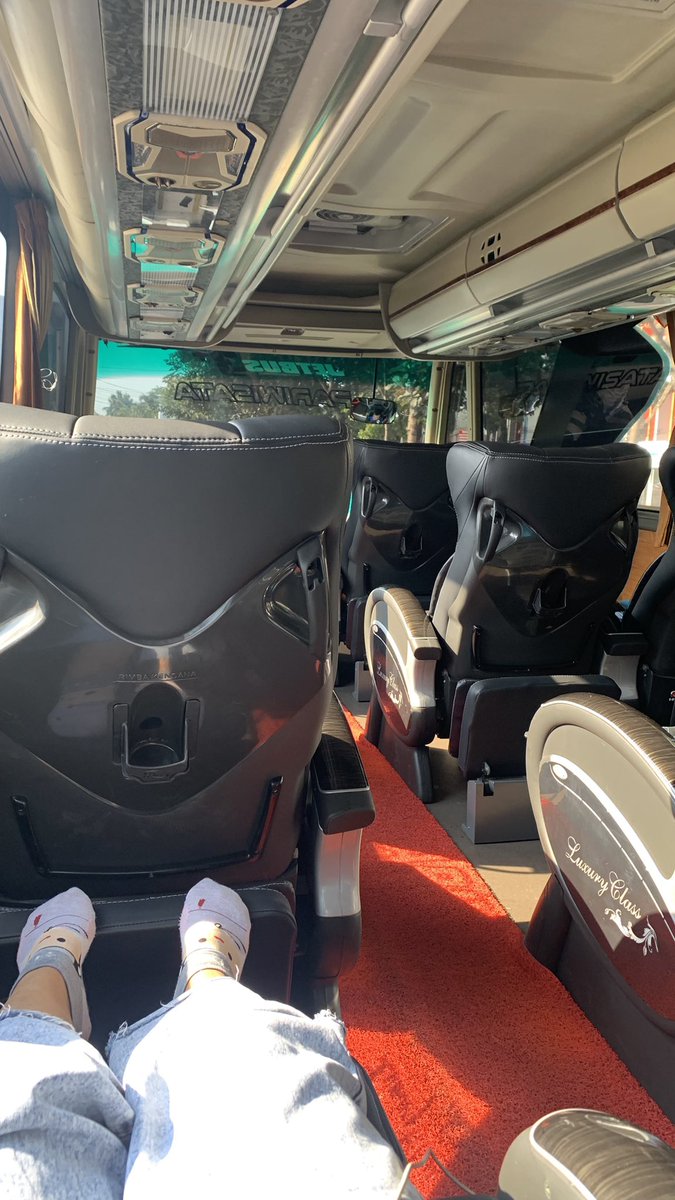 widyaasu's tweet photo. @Widino Kemarin jg baru pertama kali naik bus dr jogja-jkt krn keabisan tiket kereta. Turns out nyaman bgt ga berasa, enakan naik ini dibanding kereta sih, cuma 350k tp tidur nyaman, dapet makan, selimut bantal, trs plusnya pemandangannya bagus bgt😍 https://t.co/Mg2ytnM9I6