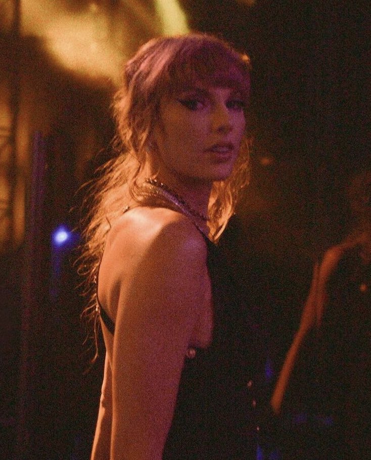 PopBase's tweet photo. Taylor Swift in new photos from the VMAs. https://t.co/usTDyuAYQs