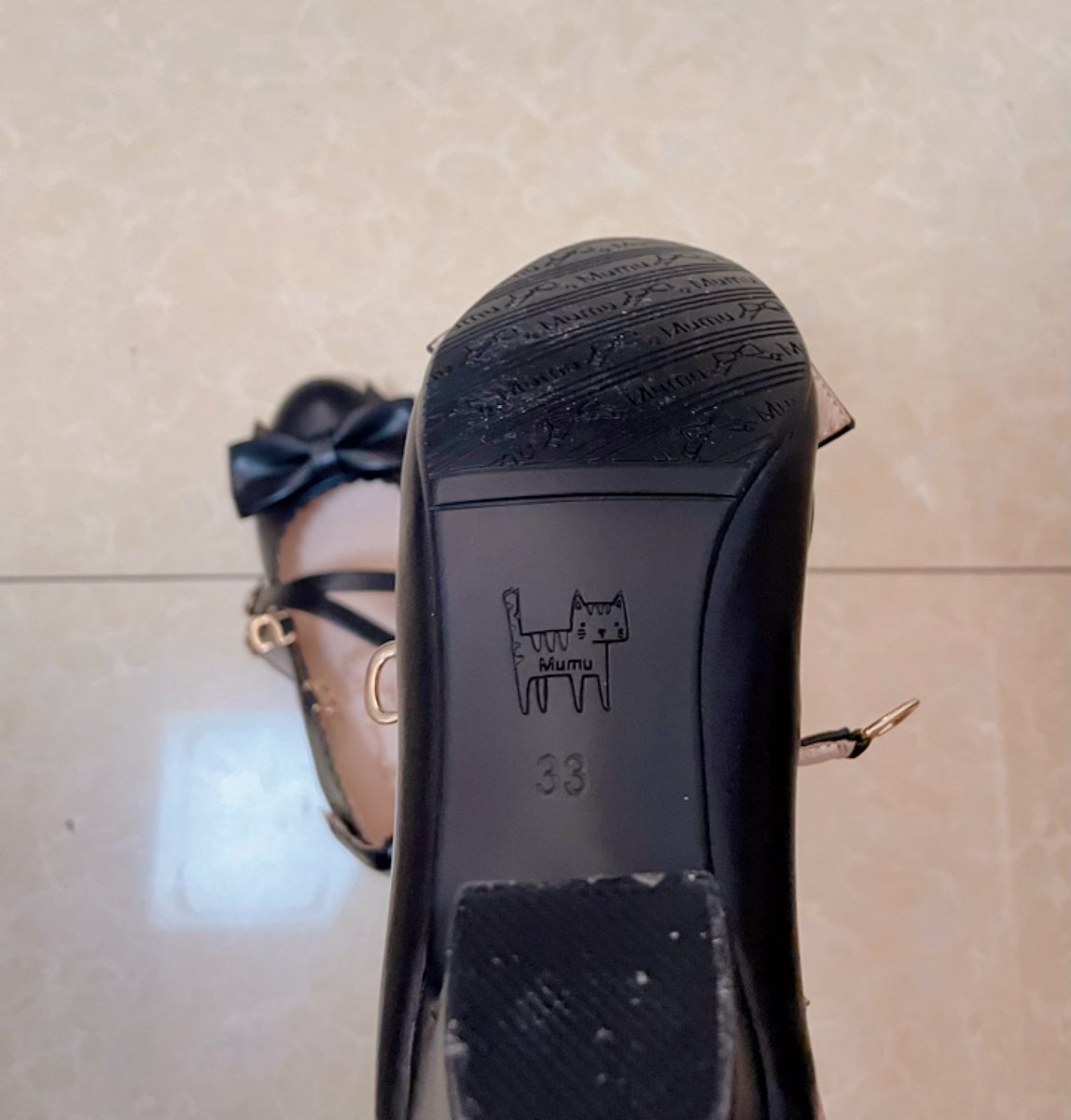 推友邮寄了一双33码少女的晚宴让我试穿，拿到手里感觉真的好小啊~ =͟͟͞͞(꒪ᗜ꒪ ‧̣̥̇) 好消息是勉强算是挑战成功了 >_<
坏消息是不小心被家里人发现癖好了 (˃ ⌑ ˂ഃ ) 大概要乖乖好长一段时间了  (°ー°〃)
