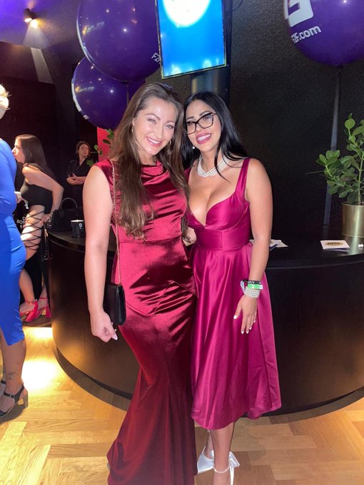 Amazing night at @XBIZ ❤️  @akaDaniDaniels  @martinasmeraldi  @ValeBiancoxx  @Lapaisitaofcial  @blondie_oficial<a class="tags" href="/tag/xbiz">@xbiz</a><a class="tags" href="/tag/akadanidaniels">@akadanidaniels</a><a class="tags" href="/tag/martinasmeraldi">@martinasmeraldi</a>