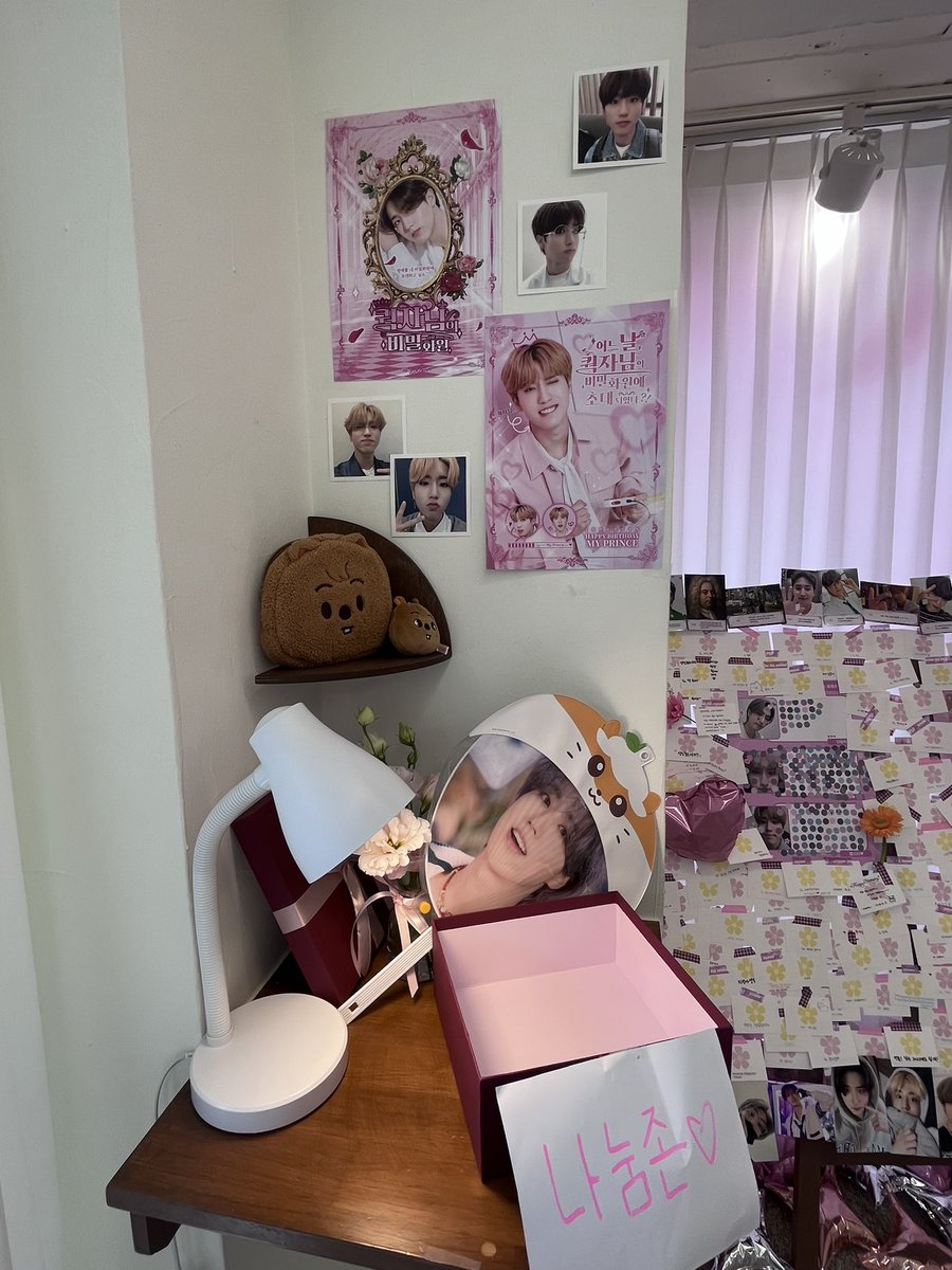 #두근두근_쿽자님의_비밀화원
#HBD_My_Prince_HAN 
📍 홍대 온유어사이드
들어가면 온전히 핑크 방에 왕자님을 기다리는 느낌입니다.. 진짜 미쳤어요.. 이 곳에서 판매한 꽃도 향기가 너무 좋고 지성이로 가득한 곳이라 행복했습니다..💗👾
