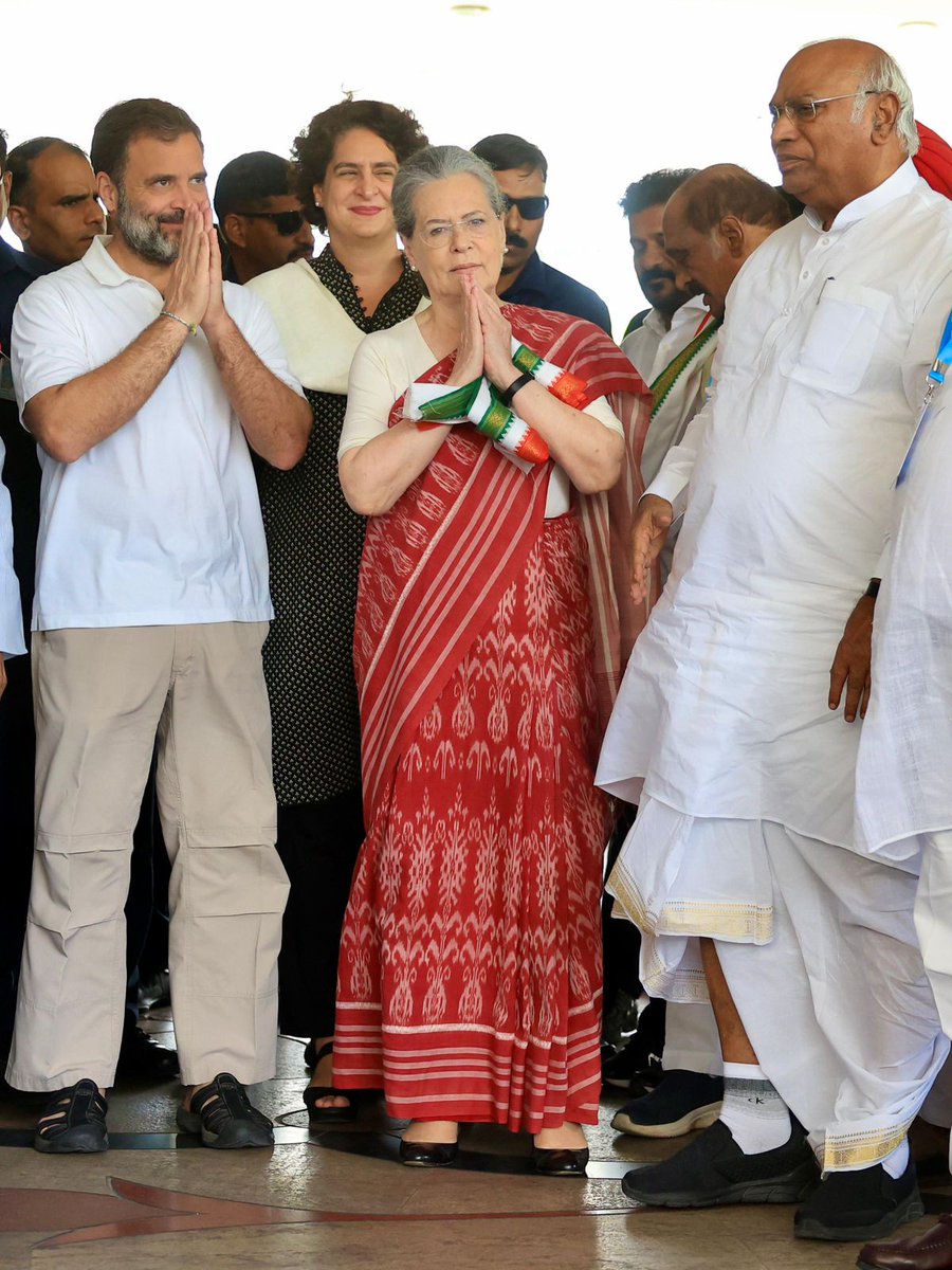 Congress4TS's tweet image. నమస్కారం..!!

#CWCMeetingHYD #VijayaBheri