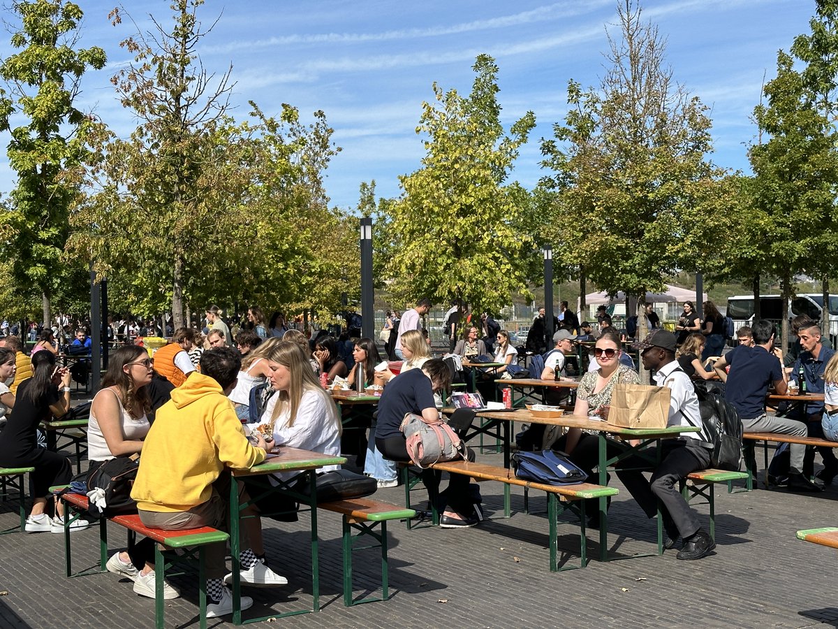 uni_lu's tweet photo. A sunbathed campus welcomes new students
➡️ https://t.co/Z0qqnyQtqG ⬅️

The University of Luxembourg welcomes news students: kicking off the 2023/24 academic year.

#uni_lu #WelcomeDay https://t.co/ifrXfDuMdC