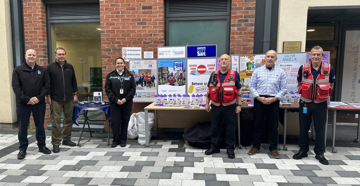 GlosCitySafe's tweet photo. Great partnership working this morning welcoming new students in to City Hearts Blackfriars Accommodation @GLOSBIDCPO @Glos_Police @GloucesterCity @GloucesterBID https://t.co/CDBAI9g1jn