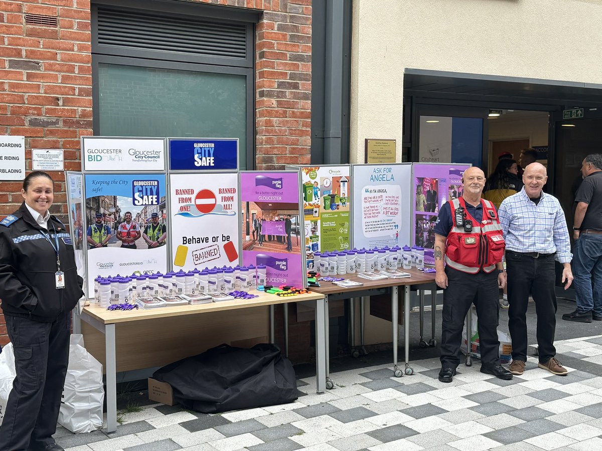 GlosCitySafe's tweet photo. Great partnership working this morning welcoming new students in to City Hearts Blackfriars Accommodation @GLOSBIDCPO @Glos_Police @GloucesterCity @GloucesterBID https://t.co/CDBAI9g1jn