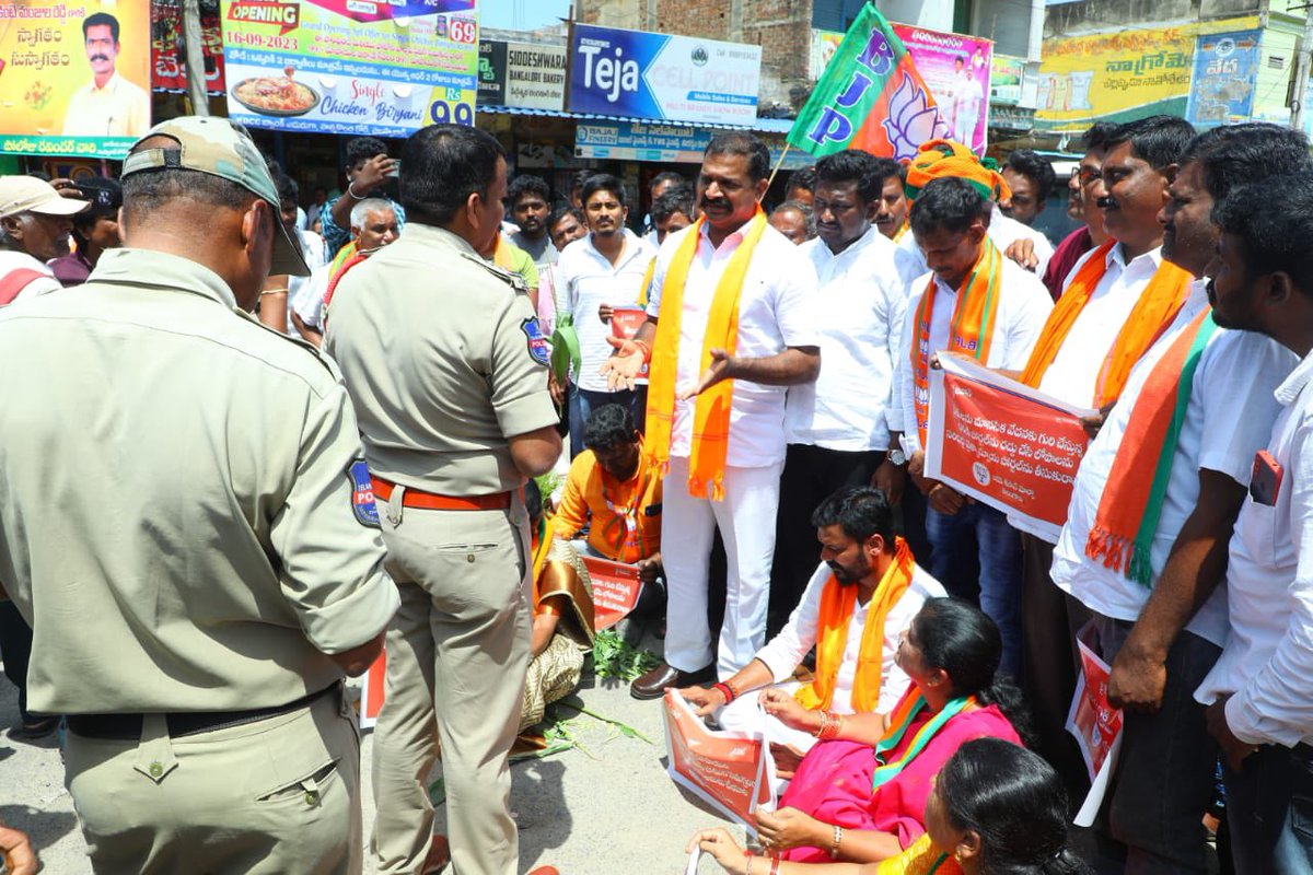 JSurenderreddy2's tweet photo. రైతులకు లక్ష రూపాయల రుణ మాఫీ చేయాలని,పసల్ భీమా యోజన అమలు చేయాలని కిసాన్ మోర్చ ఆధ్వర్యంలో నిర్వహించిన ధర్నా లో బీజేపీ జిల్లా అధ్యక్షులు దూది శ్రీకాంత్ రెడ్డి గారితో కలసి పాల్గొనడం జరిగింది..

@narendramodi @AmitShah @JPNadda @sunilbansalbjp @blsanthosh @kishanreddybjp https://t.co/VF14aQDfQn