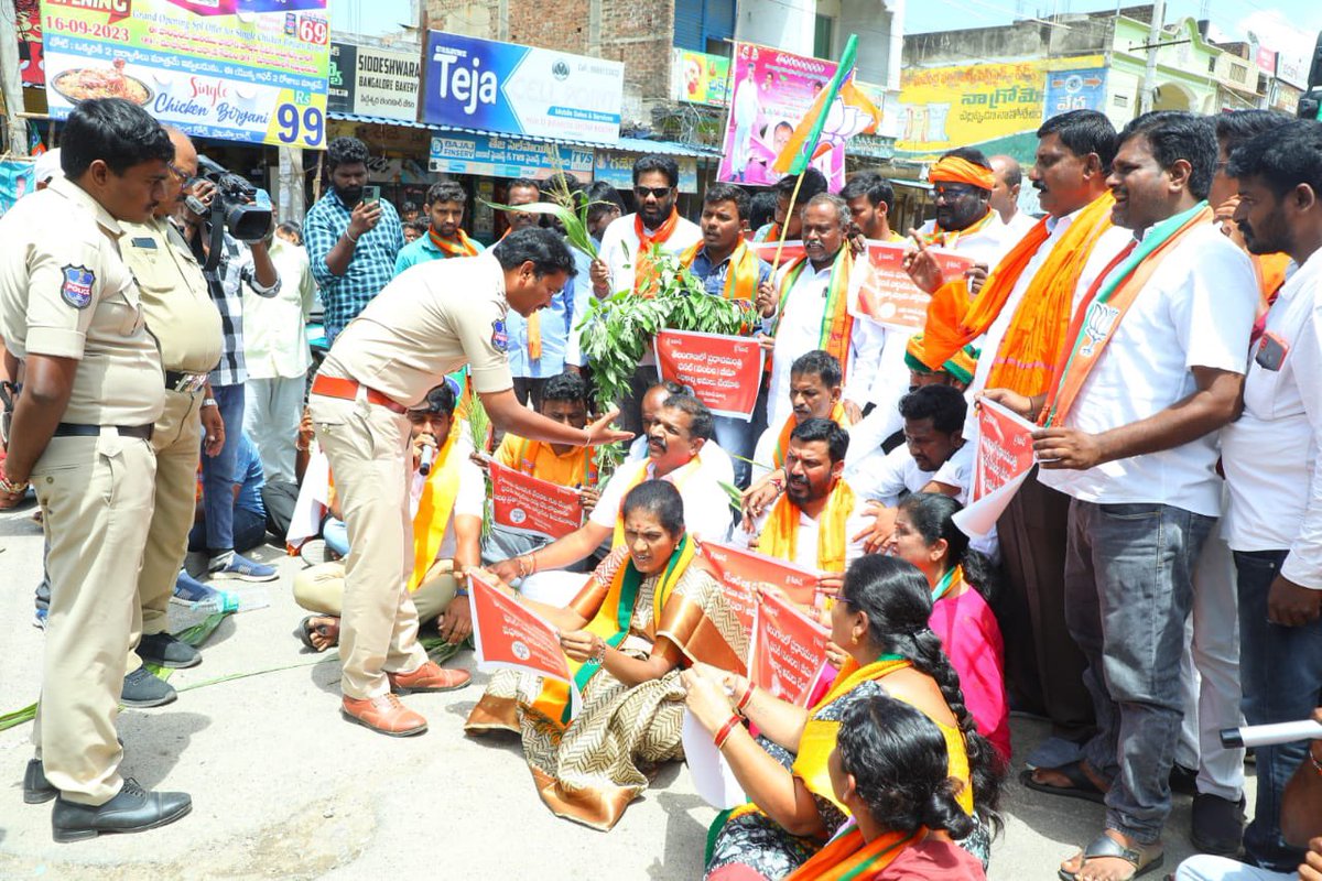 JSurenderreddy2's tweet photo. రైతులకు లక్ష రూపాయల రుణ మాఫీ చేయాలని,పసల్ భీమా యోజన అమలు చేయాలని కిసాన్ మోర్చ ఆధ్వర్యంలో నిర్వహించిన ధర్నా లో బీజేపీ జిల్లా అధ్యక్షులు దూది శ్రీకాంత్ రెడ్డి గారితో కలసి పాల్గొనడం జరిగింది..

@narendramodi @AmitShah @JPNadda @sunilbansalbjp @blsanthosh @kishanreddybjp https://t.co/VF14aQDfQn