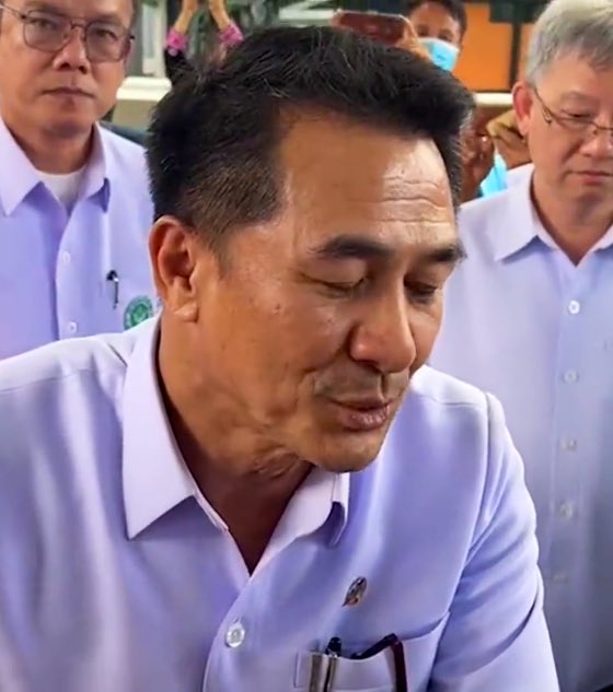 #หมอชลน่าน ให้สัมภาษณ์ว่า ที่ผมบอกว่า #แก้รัฐธรรมนูญ เสร็จ จะ #ยุบสภา เป็นเรื่องตอนทำ MOU กับ #ก้าวไกล ซึ่งยกเลิกไปแล้ว และตอนนี้ผมตอบแทนรัฐบาลไม่ได้ว่าจะยุบสภาหรือไม่
———-
 อย่างไรก็ตาม นักข่าวตรวจสอบคลิปวันที่ 2 ส.ค. ที่หมอชลน่านแถลงที่พรรคเพื่อไทยเรื่องแก้รธน บุบสภา