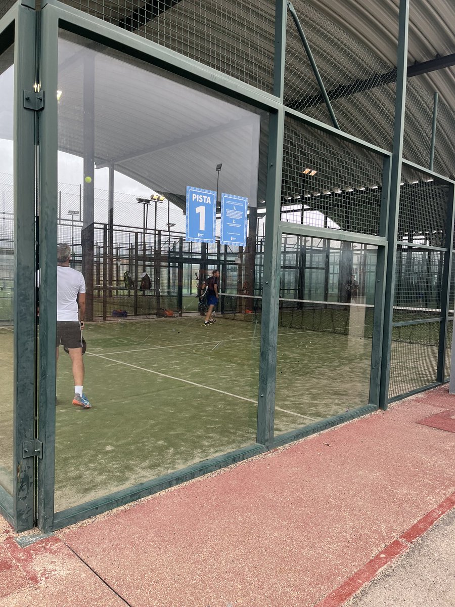 buenoj14's tweet photo. Ya tenemos el polideportivo de Paracuellos a pleno rendimiento!! Padel, fútbol, baloncesto y los chicos de @ImperDesign listos para dejar nuestra grada en otro nivel!! 

#paracuellos #deporte #salud #juventud https://t.co/nEN86jS2HF