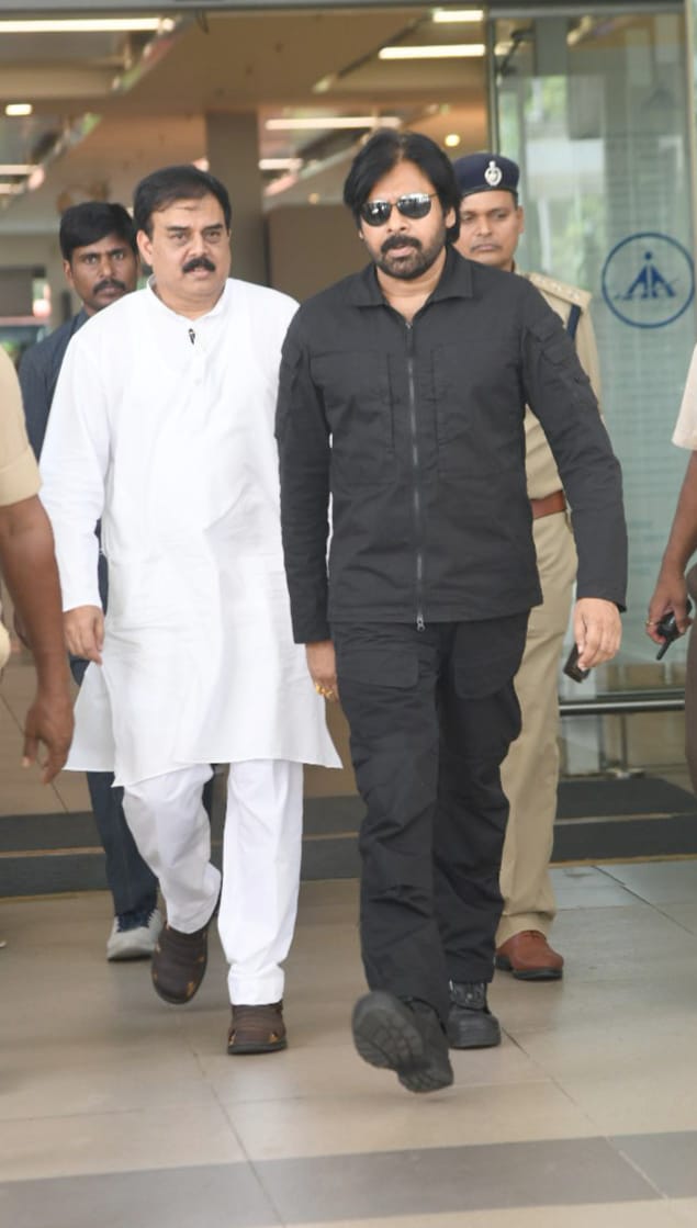 JanaSenaParty's tweet photo. గన్నవరం విమానాశ్రయం చేరుకున్న జనసేన అధినేత శ్రీ పవన్ కళ్యాణ్ గారు 

Live Link: https://t.co/NGqb88rvIV https://t.co/39JXTH2jlV