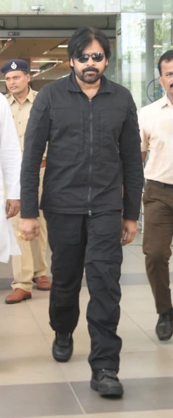 Prasannakumar Nalle (@prasannanalle) on Twitter photo గన్నవరం విమానాశ్రయానికి చేరుకున్న అధ్యక్షులు శ్రీ పవన్ కళ్యాణ్ గారు 🔥🔥🔥
<a href="/JanaSenaParty/">JanaSena Party</a> <a href="/PawanKalyan/">Pawan Kalyan</a> గన్నవరం విమానాశ్రయానికి చేరుకున్న అధ్యక్షులు శ్రీ పవన్ కళ్యాణ్ గారు 🔥🔥🔥
<a href="/JanaSenaParty/">JanaSena Party</a> <a href="/PawanKalyan/">Pawan Kalyan</a>