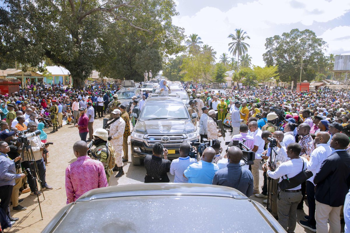 ikulumawasliano's tweet photo. Rais wa Jamhuri ya Muungano wa Tanzania Mhe. Samia Suluhu Hassan akizungumza na Wananchi wa Nanyamba mjini ikiwa ni muendelezo wa ziara yake katika Mikoa ya Kusini tarehe 16 Septemba, 2023. https://t.co/LomZWmOhai