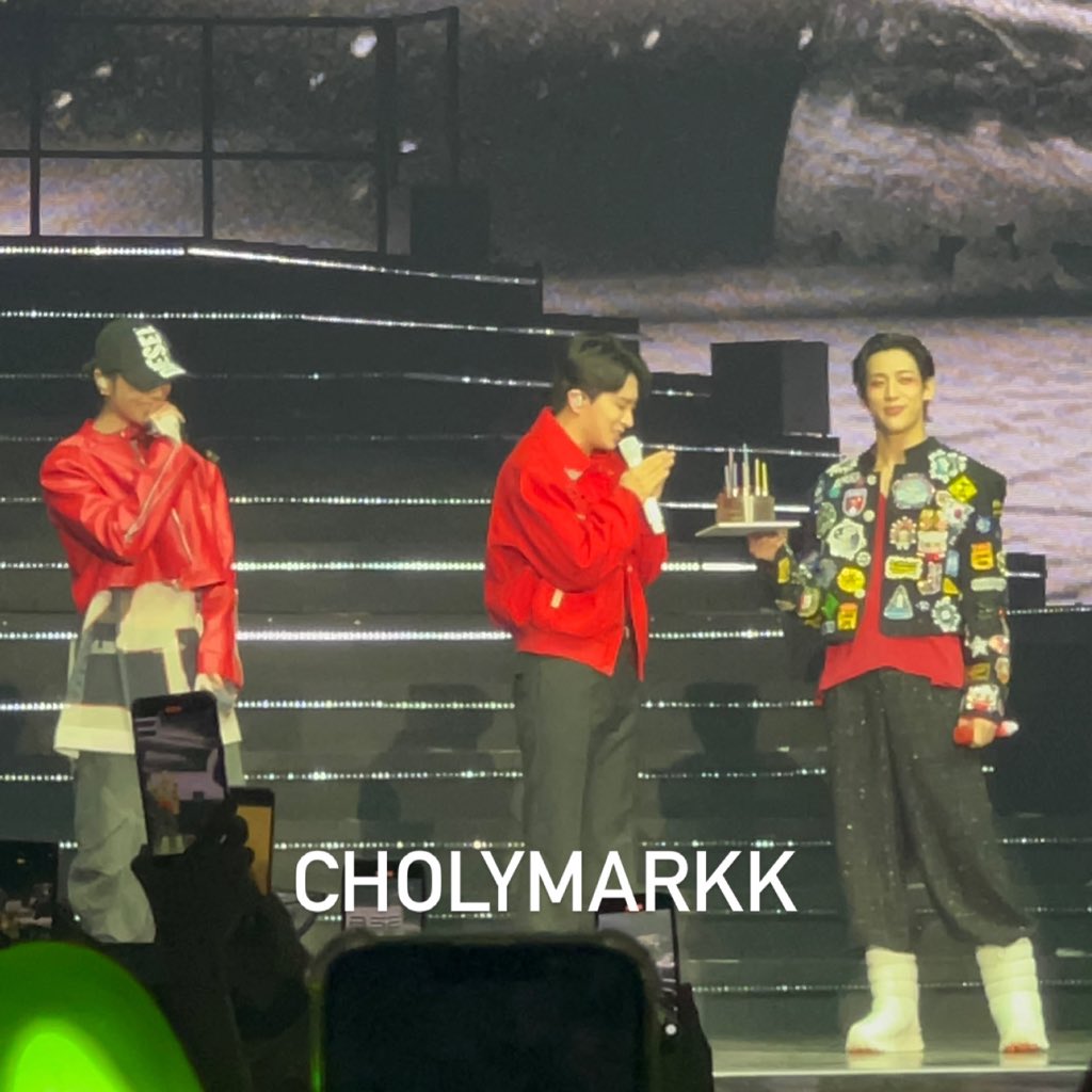 cholymarkk's tweet photo. ร้องไห้ กุร้องไห้ 😭😭😭😭😭😭😭😭😭😭😭😭😭😭😭😭😭😭😭 #BamBamAREA52inseoul https://t.co/58hSqVmEcL