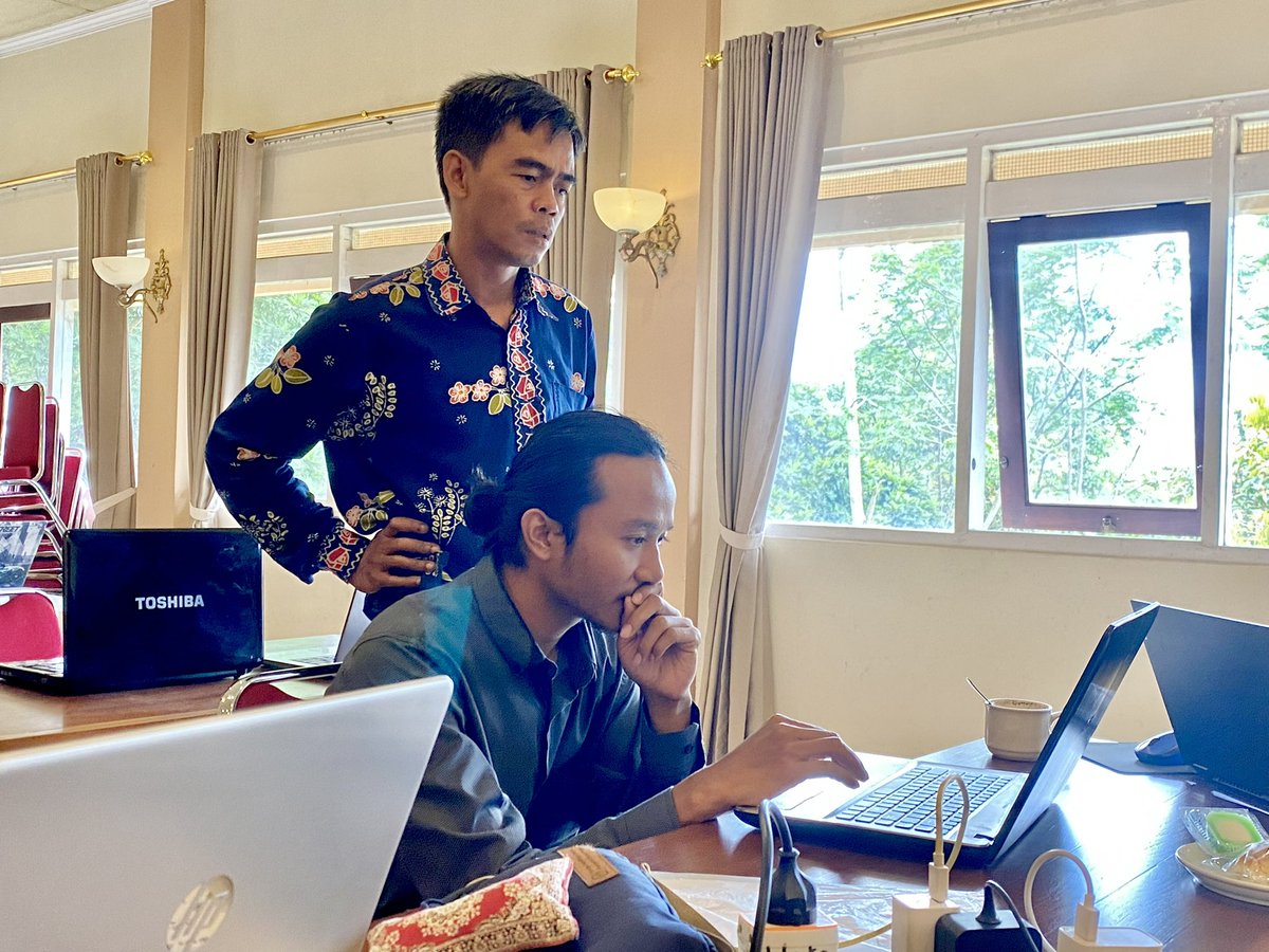 msbasayif_la's tweet photo. 20 hari haha-hihi di jalanan. Mendaki gunung sebrangi lautan. Pulang-pulang draft tulisan udah di-acc aja. 

Maturnuwun Gustiiii. Sampun diparingi urip senikmat niki. https://t.co/BzWasFJOsS