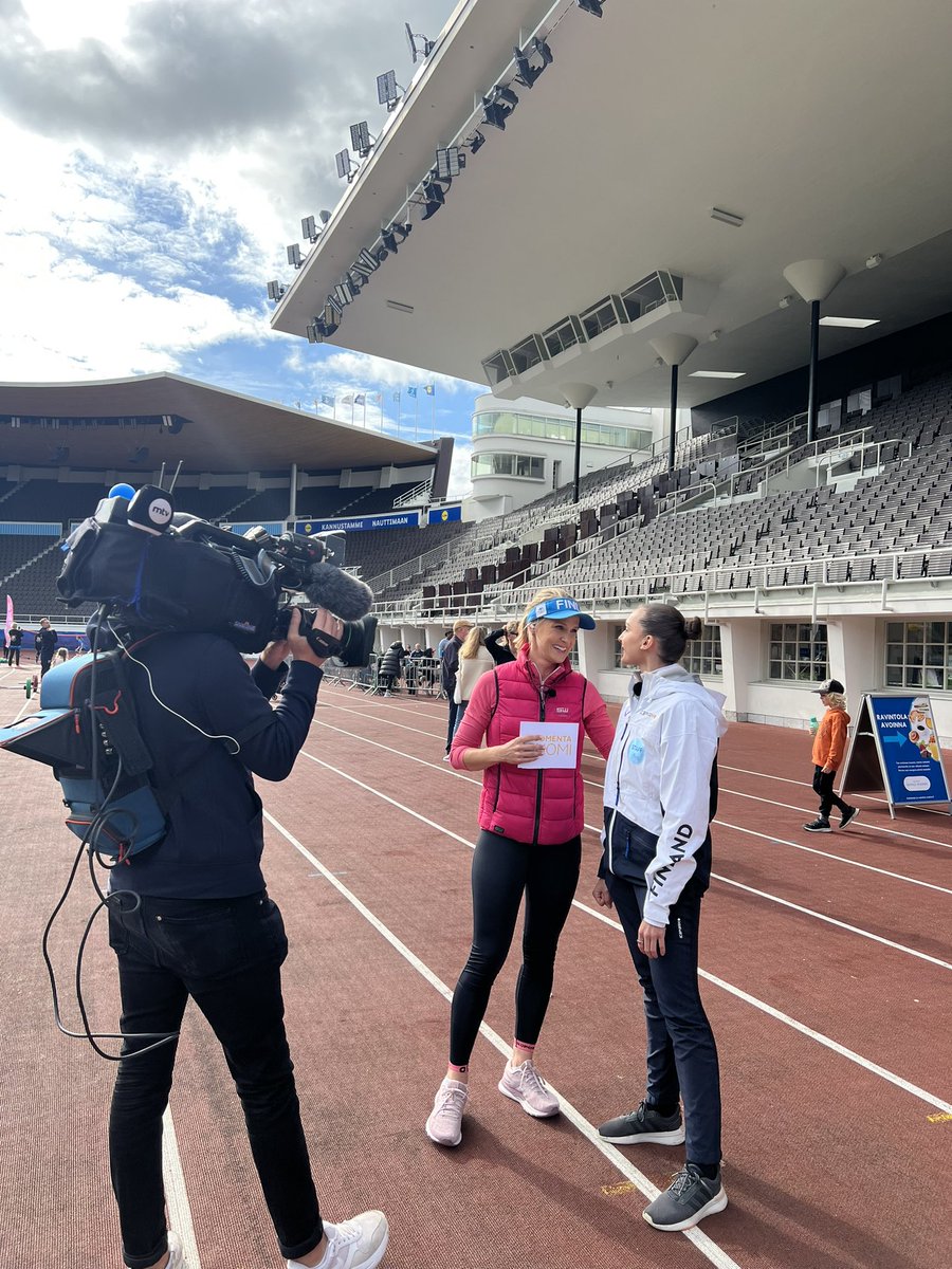 Olympiakomitea's tweet photo. Myös @huomentasuomi vieraili Olympiapäivässä – aina lajipisteillä asti!😎

Olympiapäivän projetkipäällikkö Katja Volkova on iloinen, että @stadionhelsinki on jälleen täyttynyt liikunnan riemusta.✨
 
#Olympiapäivä https://t.co/piCjiJSMf8