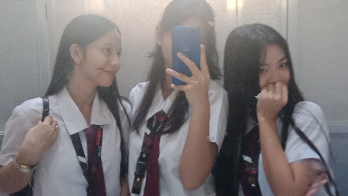 shiyaxc's tweet photo. — with @sisaaayy &amp; @lunashiimnida. https://t.co/p3m5cmAkQf