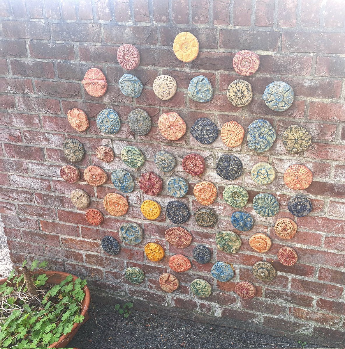 CreativeClayFor's tweet image. The first image is the outside clay installation based on dandelion seed heads made last year at Milborne first school. The other images are pupils tiles that will be fired, coloured and mounted in the entrance.  Samples in image 4
#nsead #dasp @TeachMeetDASP @NSEAD1