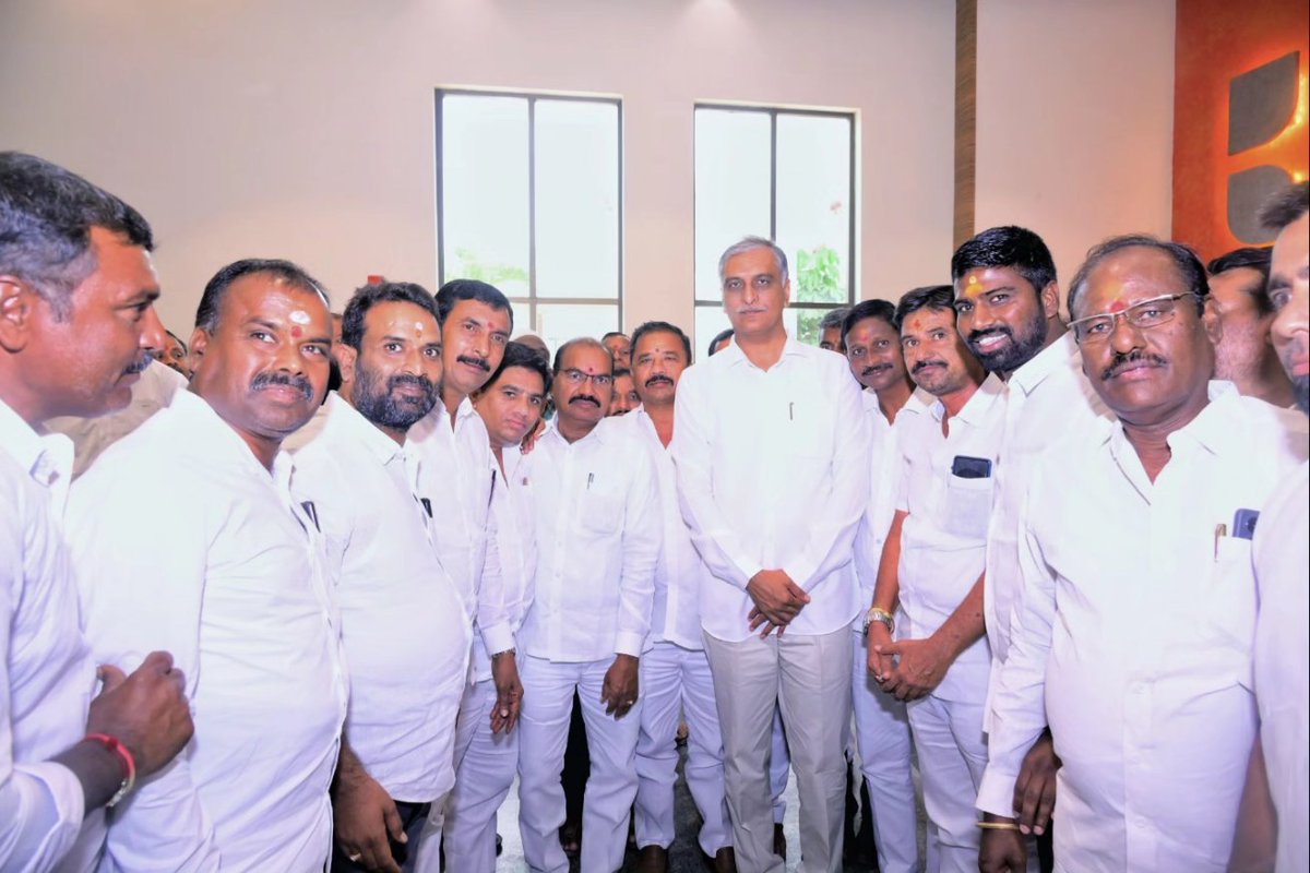 Thummala Pandu Ranga Reddy (@panduthummala) on Twitter photo 28 మంది బీసీ బందు మరియు 6 మంది మైనారిటీ బందు లబ్ధిదారులకు రాష్ట్ర వైద్య ఆరోగ్యశాఖ మంత్రి కన్నీరు హరీష్ రావు గారు శాసనసభ్యులు మహిపాల్ రెడ్డి జిల్లా కలెక్టర్ శరత్ కుమార్ తో కలిసి చెక్కులను పంపిణీ చేసిన అమీన్పూర్ మున్సిపల్ చైర్మన్ తుమ్మల పాండురంగారెడ్డి.<a href="/BRSHarish/">Harish Rao Thanneeru</a> <a href="/GMRMLAPTC/">Gudem Mahipal Reddy</a> <a href="/KTRBRS/">KTR</a> 28 మంది బీసీ బందు మరియు 6 మంది మైనారిటీ బందు లబ్ధిదారులకు రాష్ట్ర వైద్య ఆరోగ్యశాఖ మంత్రి కన్నీరు హరీష్ రావు గారు శాసనసభ్యులు మహిపాల్ రెడ్డి జిల్లా కలెక్టర్ శరత్ కుమార్ తో కలిసి చెక్కులను పంపిణీ చేసిన అమీన్పూర్ మున్సిపల్ చైర్మన్ తుమ్మల పాండురంగారెడ్డి.<a href="/BRSHarish/">Harish Rao Thanneeru</a> <a href="/GMRMLAPTC/">Gudem Mahipal Reddy</a> <a href="/KTRBRS/">KTR</a>
