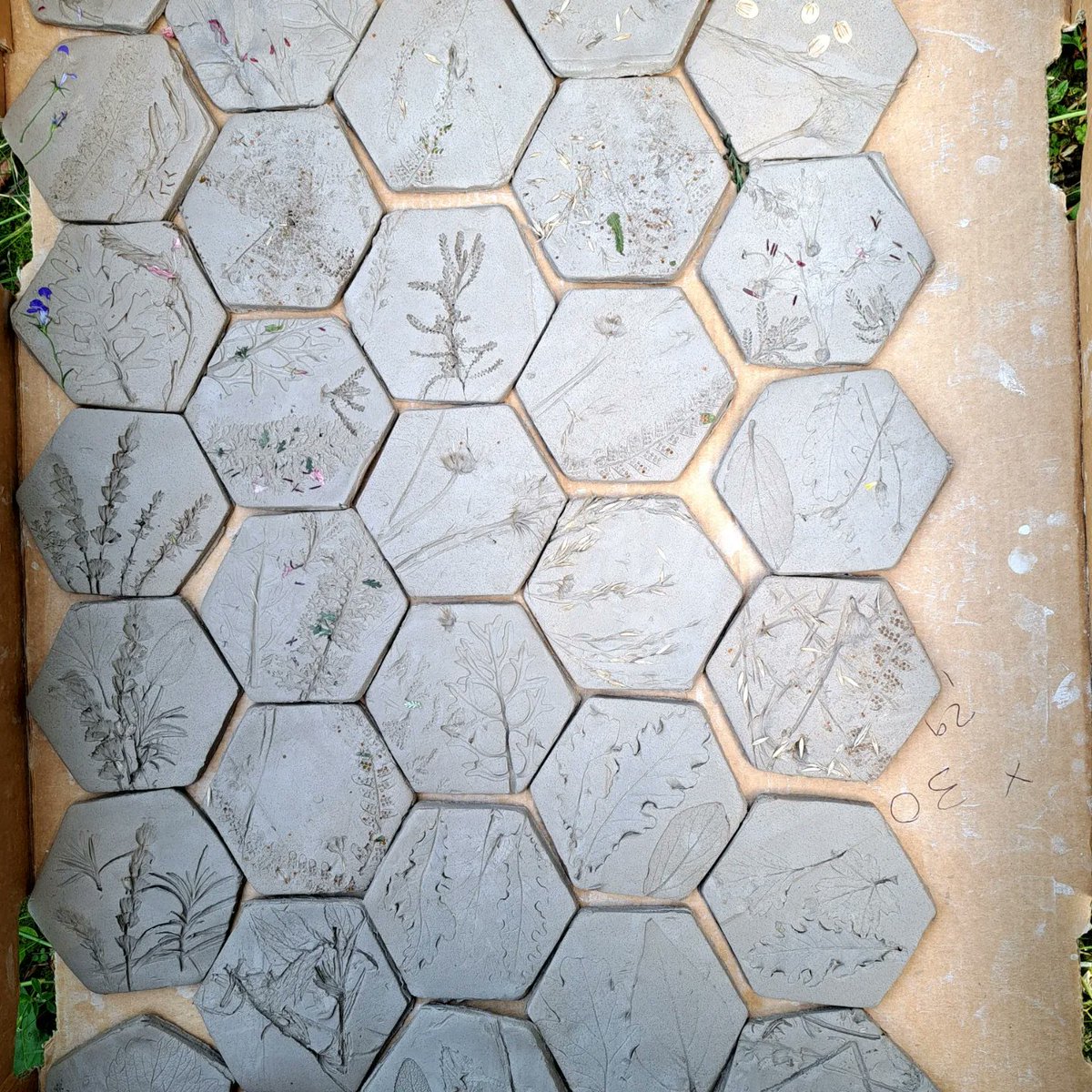 CreativeClayFor's tweet image. The first image is the outside clay installation based on dandelion seed heads made last year at Milborne first school. The other images are pupils tiles that will be fired, coloured and mounted in the entrance.  Samples in image 4
#nsead #dasp @TeachMeetDASP @NSEAD1