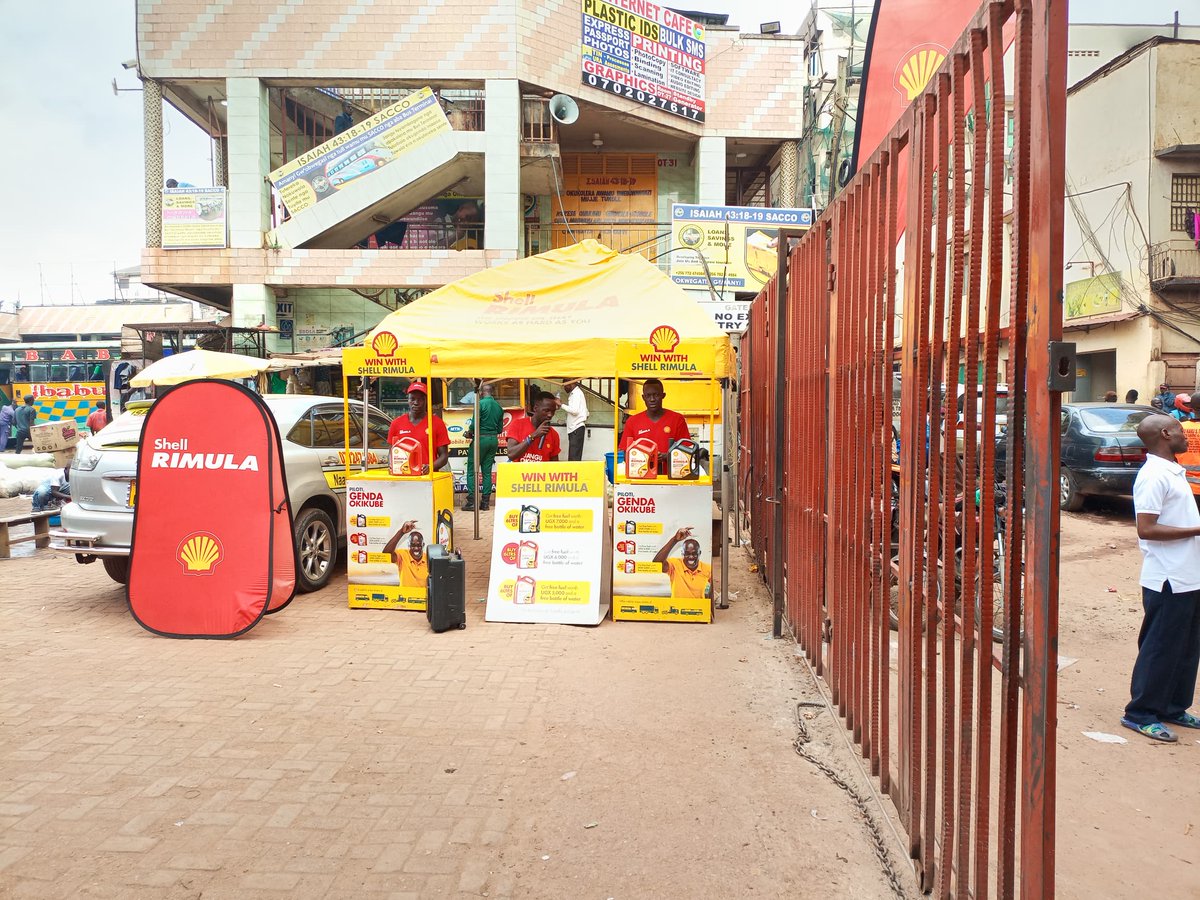 GoldenDigitalUG's tweet image. The #ShellRimula activations are ongoing in Kisenyi Bus Terminal today, and our brand ambassadors are spreading the word about the new heavy-duty engine oils designed to protect their car engines and extend their lifespan. #GoldenActivations