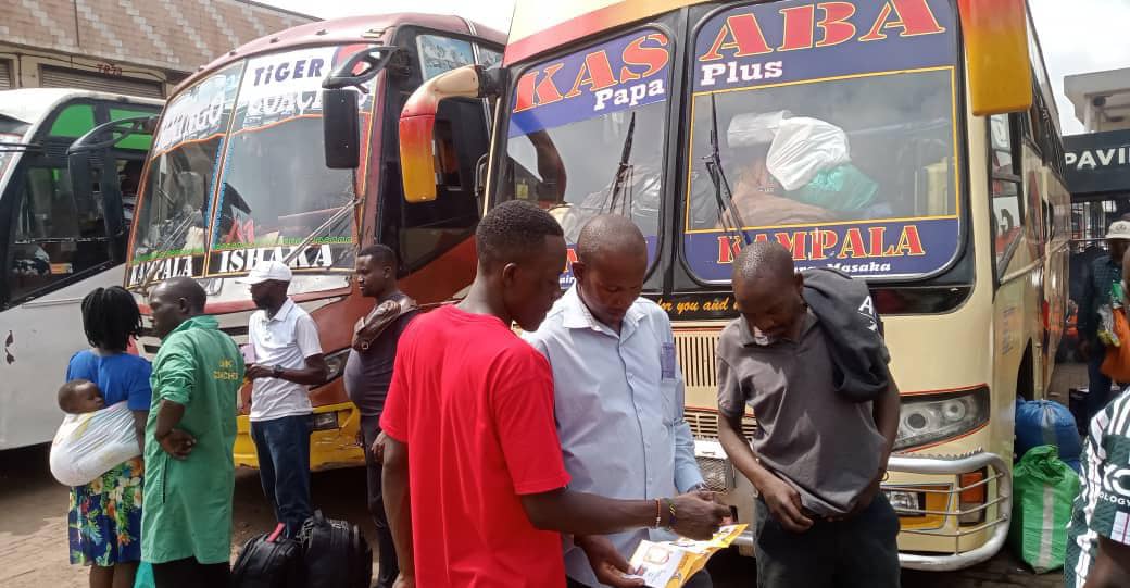 GoldenDigitalUG's tweet image. The #ShellRimula activations are ongoing in Kisenyi Bus Terminal today, and our brand ambassadors are spreading the word about the new heavy-duty engine oils designed to protect their car engines and extend their lifespan. #GoldenActivations
