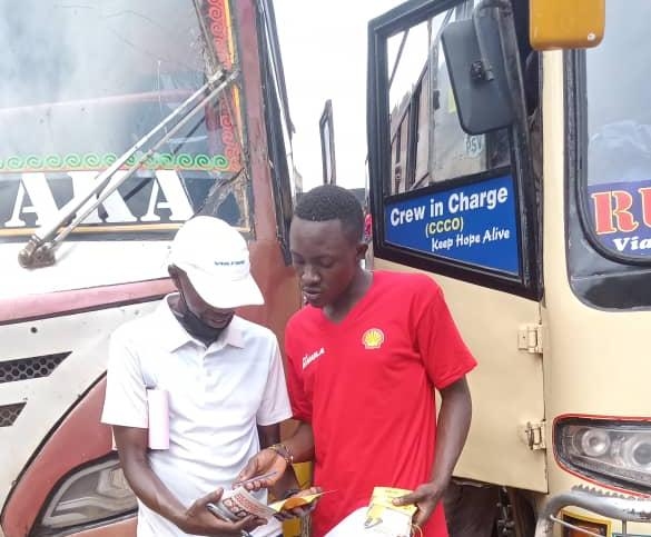 GoldenDigitalUG's tweet image. The #ShellRimula activations are ongoing in Kisenyi Bus Terminal today, and our brand ambassadors are spreading the word about the new heavy-duty engine oils designed to protect their car engines and extend their lifespan. #GoldenActivations