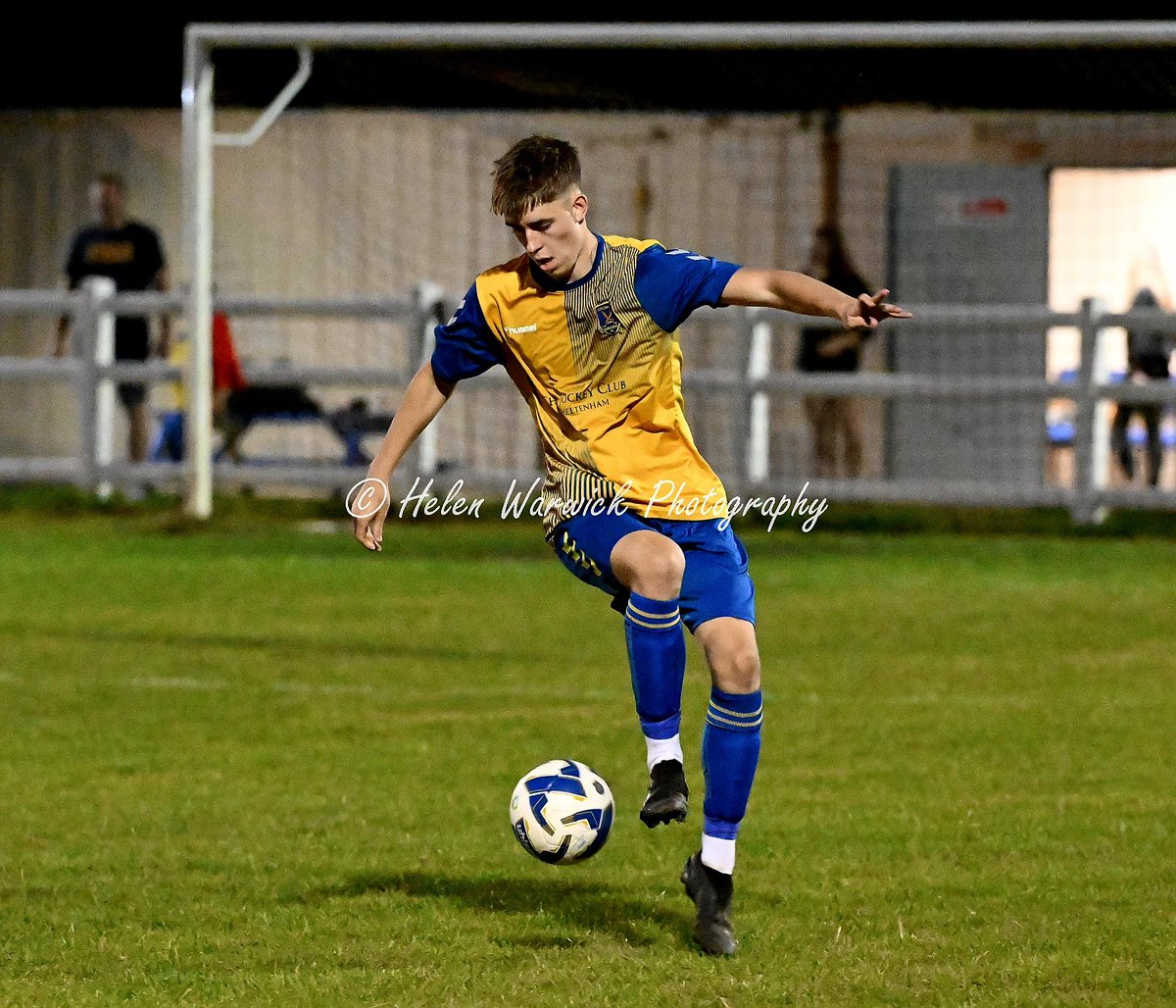 HelenWarwick5's tweet photo. ⚽️ Friday Night @HellenicLeague Division 1 Action @SaracensFC v @_FCBristol ⚽️
@MarkHalliwell1 @GlosLiveOnline @swsportsnews @SevernSport @BristolLive @NonLeaguePaper @NonLeagueNews1
For Full Album 📷
https://t.co/ibBUIfHmjO
#weekoffvibes #happyplace 😎⚽️📷 https://t.co/5DpE4FzLYf