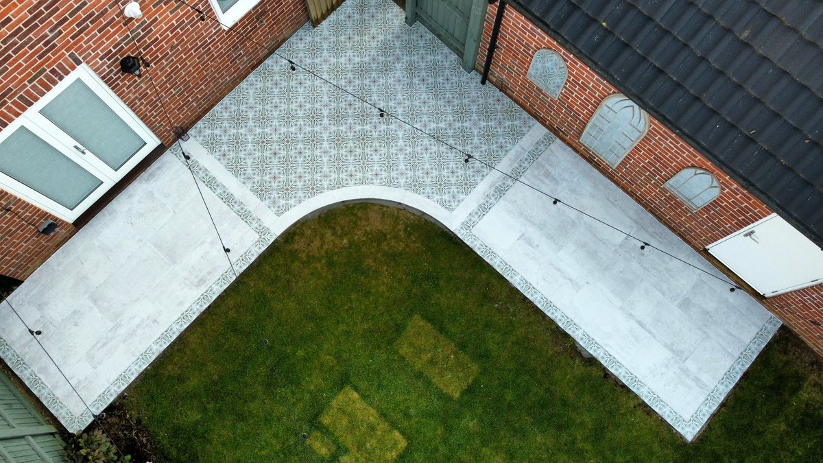 ProjectLandsca3's tweet image. The White Patio.

Our client came to us with a design which we adapted slightly to suit the products and create this stunning small patio. Marshalls Gardens and Driveways Marshalls Symphony Elements Metallic Pearl with the decorative Botanic were used along with white grouting.