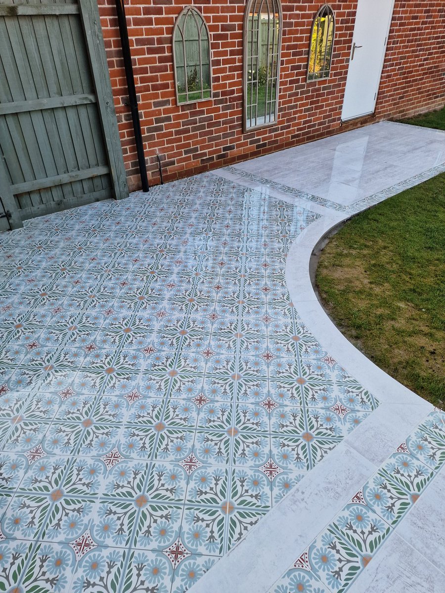 ProjectLandsca3's tweet image. The White Patio.

Our client came to us with a design which we adapted slightly to suit the products and create this stunning small patio. Marshalls Gardens and Driveways Marshalls Symphony Elements Metallic Pearl with the decorative Botanic were used along with white grouting.