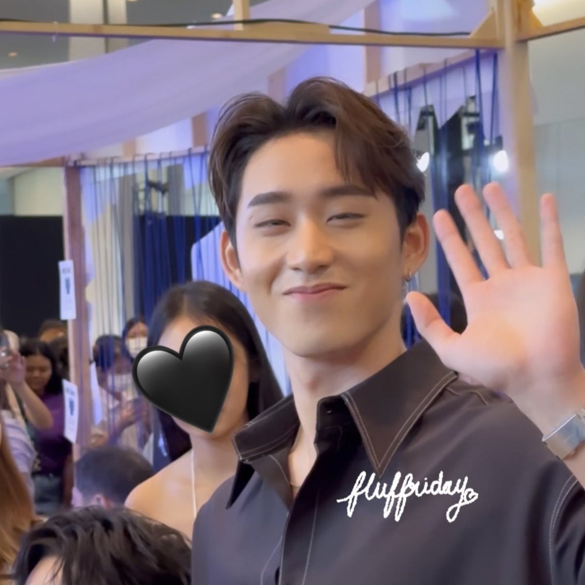 fluffriday's tweet image. คูมเอสสสส @EstRvp 🦈🖤 วันนี้เชิ้ตดำหล่อม้ากกกกก หันมายิ้มตาหยีให้ด้วย ☺️#ESTEAM