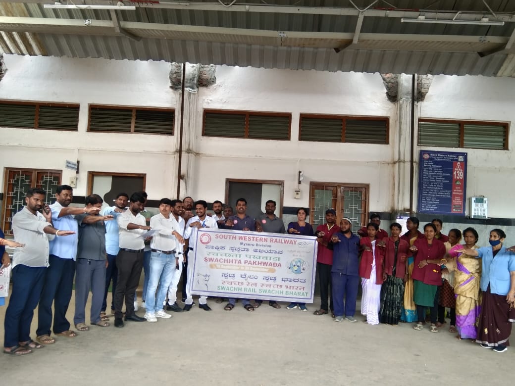 DrmMys's tweet photo. Mysuru Division is observing #SwachhataPakhwada from 16 Sept to 02 Oct 2023. Intensive efforts are taken to further improve the cleanliness in trains & Railway stations. All officers and Staffs were taking the Swachhata Pledge over the Division.
#SwachhBharat #SwachhRail
#SWRRLY https://t.co/iMBmsebiiC