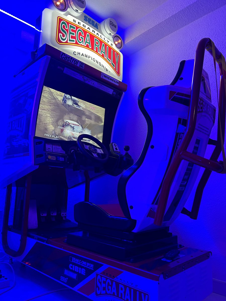 A couple weeks ago a friend gave me his old PC. After some cleaning and upgrading of GPU and PSU it’s now the “brain” of my racing cab 😄 🚗