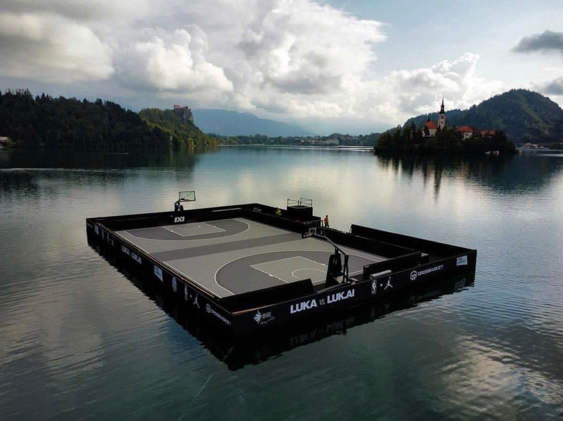 PasionBasketNBA's tweet photo. Luka Doncic, en colaboración con Jordan Brand, organizan hoy un 3x3 en esta CANCHA FLOTANTE para promocionar Eslovenia y sus nuevas zapatillas 

El evento se llevará a cabo en una cancha flotante en medio del lago Bled, ubicado en los Alpes Julianos, cerca de la parte noroeste de Eslovenia

QUÉ LOCURA 🔥🔥🔥🔥