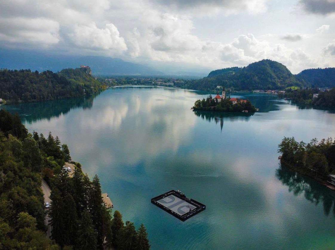 PasionBasketNBA's tweet photo. Luka Doncic, en colaboración con Jordan Brand, organizan hoy un 3x3 en esta CANCHA FLOTANTE para promocionar Eslovenia y sus nuevas zapatillas 

El evento se llevará a cabo en una cancha flotante en medio del lago Bled, ubicado en los Alpes Julianos, cerca de la parte noroeste de Eslovenia

QUÉ LOCURA 🔥🔥🔥🔥